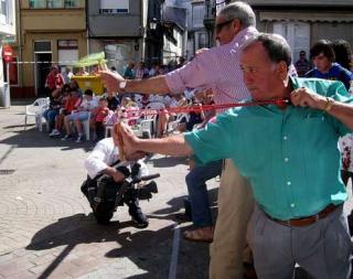 Dous participantes practican a puntaría minutos antes de comezar a competición. Foto: Noguerol.