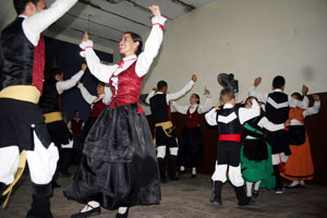 Mozos e mozas cantaron e bailaron pezas tradicionais galegas. 