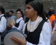 Los grupos de música y baile hicieron un recorrido por las calles del casco viejo compostelano.