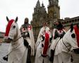 Los peregrinos, vestidos como caballeros templarios llegan a la Catedral de Santiago. Foto: ÁLVARO BALLESTEROS Los peregrinos, vestidos como caballeros templarios llegan a la Catedral de Santiago. Foto: ÁLVARO BALLESTEROS