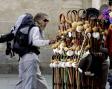 Un peregrino observando los recuerdos turísticos de Santiago. Foto: XOÁN A. SOLER Un peregrino observando los recuerdos turísticos de Santiago. Foto: XOÁN A. SOLER