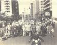 Desfile de la colectividad gallega por la principal avenida de Montevideo