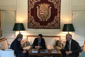 Miranda reúnese co novo embaixador do Uruguai por primeira vez desde a súa chegada ao país andino
