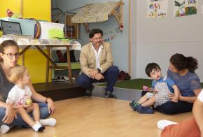 O secretario xeral da Emigración comparte unha das clases de aprendizaxe musical de bebés impartida por Rubén Someso Gómez, de volta en Galicia tras varios anos en Holanda e Reino Unido