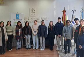 La delegada de la Xunta en Montevideo informa a los participantes del programa "Conecta con Galicia no Camiño" antes de su experiencia de este verano.