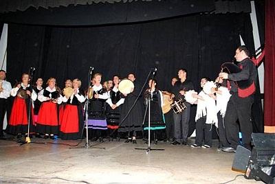 "No bico un cantar, nos pés un bailar" do Grupo Folklórico Galego Raigames, en Montevideo