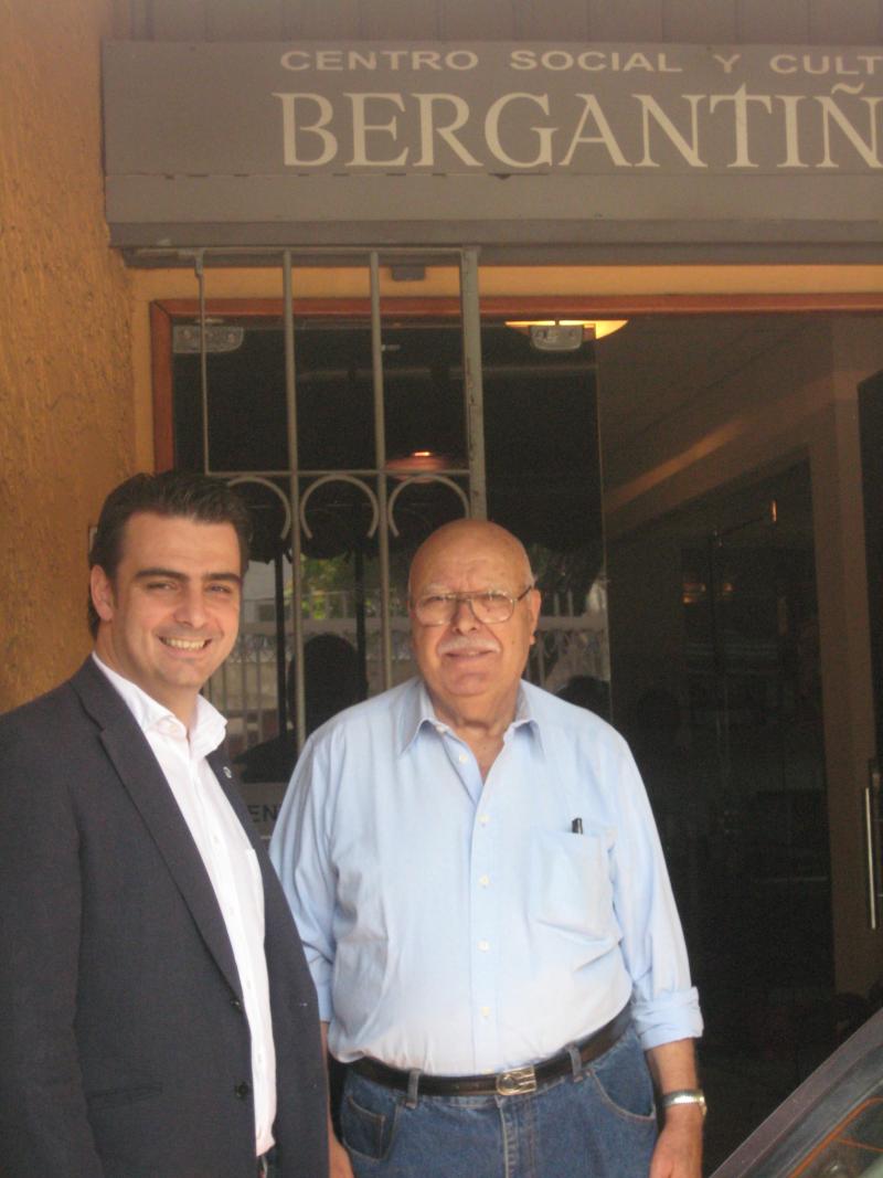 Diego Calvo con el presidente del Centro Social y Cultural Bergantiños.