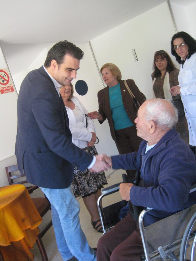 Diego Calvo con un residentes del Hogar Español de 93 años.
