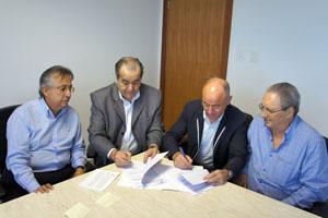 Francisco Catelino, Demétrio Moreira Garcia, Santiago e Camba Manuel Antas Fraga, durante a firma do convenio.