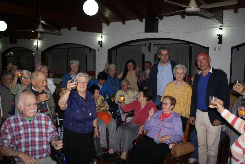 Camba e López Dobarro, delegado da Xunta en Bos Aires, durante a cea de Noiteboa cos e coas residentes do Fogar.
