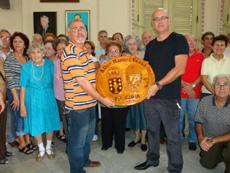 Enrique Repiso e Sergio Toledo coa talla en madeira cos escudos de Galicia e Cuba. 