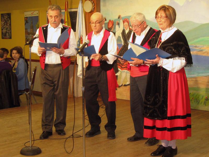 Socios e socias da entidade interpretaron cancións tradicionais galegas. 