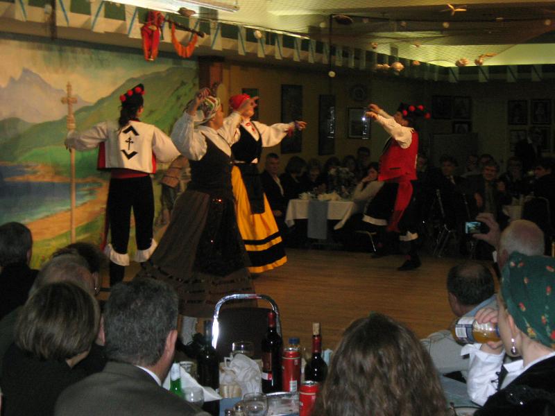 Socios y socias de la entidad interpretaron canciones tradicionales gallegas. 
