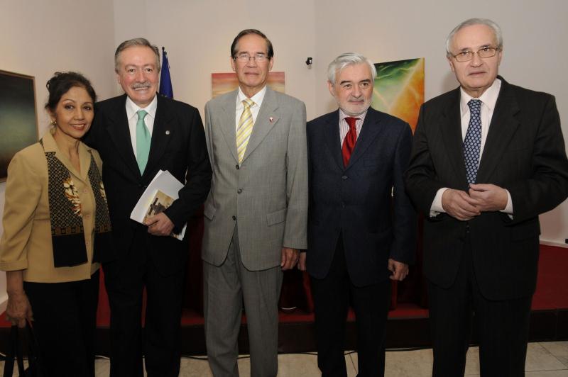 José Ramón Ónega con José R. Rodríguez y otros invitados al acto en la Casa de Galicia.  