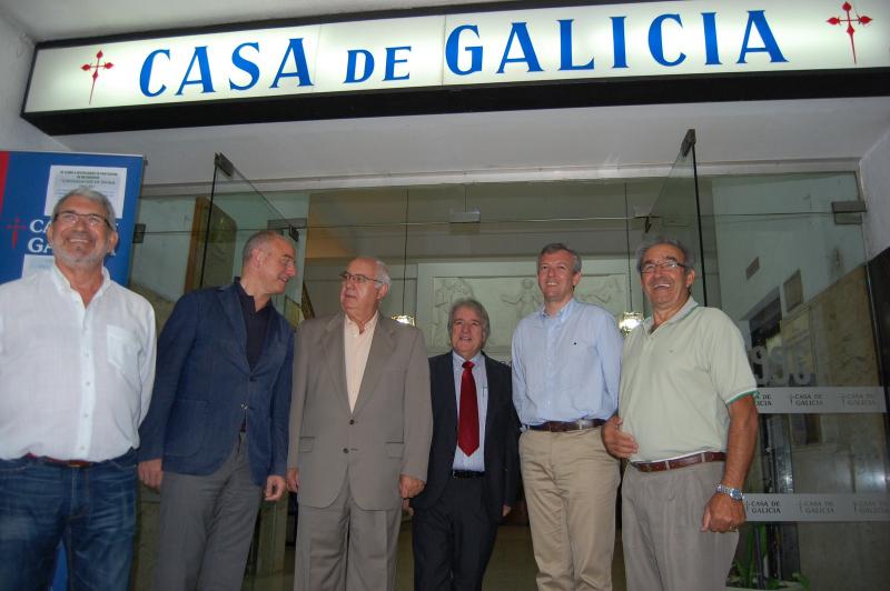 Rueda e Camba ás portas da a Casa Galicia en Montevideo. 
