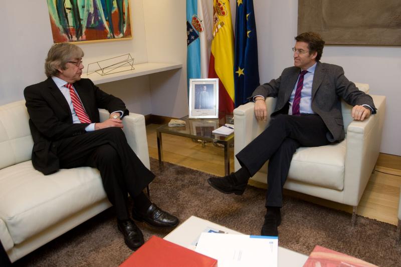 El presidente de la Xunta durante su reunión con el embajador de Alemania.