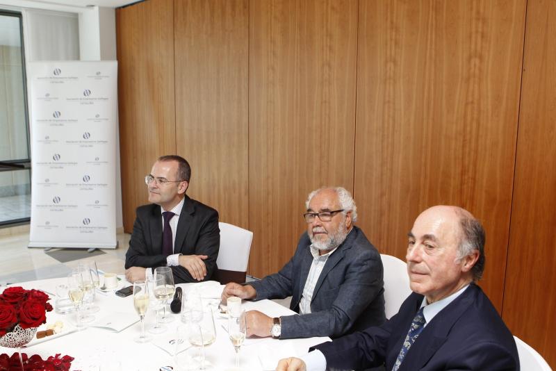 Xesús Vázquez Abad ensalza la figura de Valentín Paz-Andrade en un encuentro con la Asociación de Empresarios Galegos de Cataluña