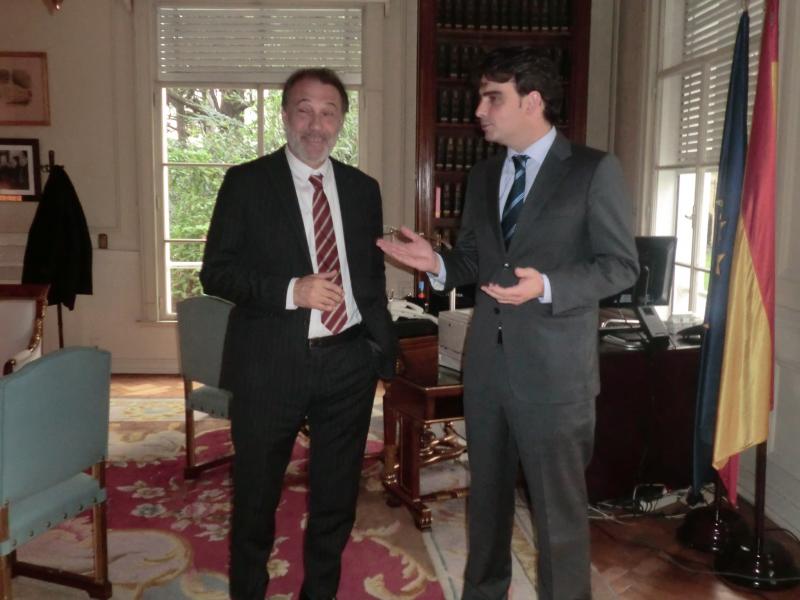 Imagen de la reunión mantenida entre el presidente de la diputación coruñesa y el embajador de España en Uruguay, Roberto Varela.