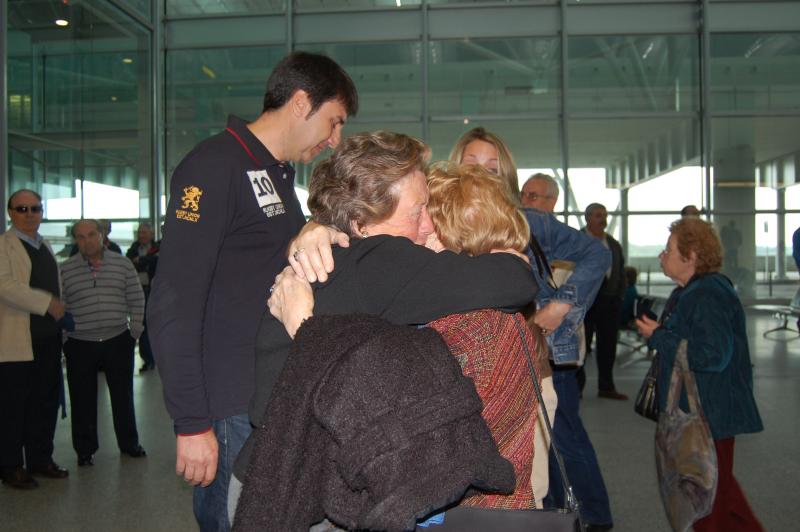 Imagen de la llegada al aeropuerto de Santiago de las y los primeros beneficiarios del programa promovido por la S.X. da Emigración.