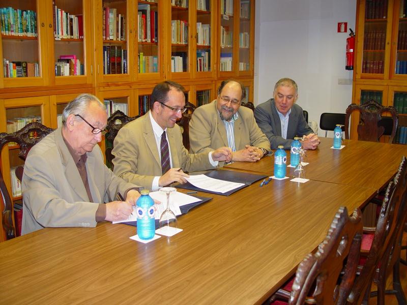 Ángel Lorenzo firmando el convenio con la Fundación Fraguas Fraguas Ángel Lorenzo firmando el convenio con la Fundación Fraguas Fraguas