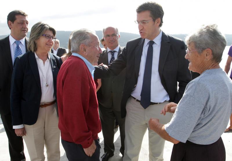 Alberto Núñez Feijóo en la visita que realizó ayer al nuevo puerto de Brens(Cee) Autor: Conchi Paz