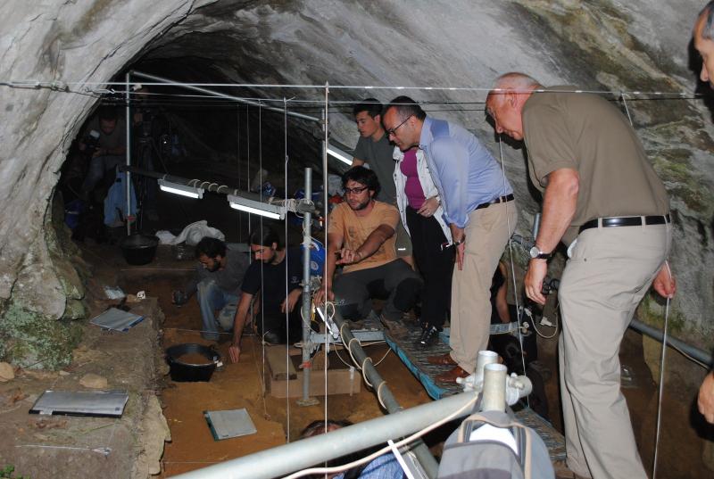 Xesús Vázquez Abad en la cueva Eirós. 