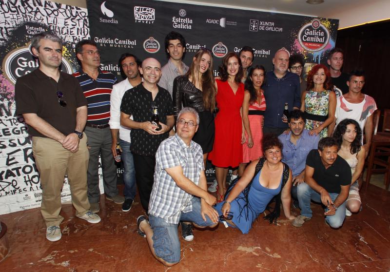 Juan Carlos F. Fasero e o equipo responsable do musical 'Galicia Caníbal'. 