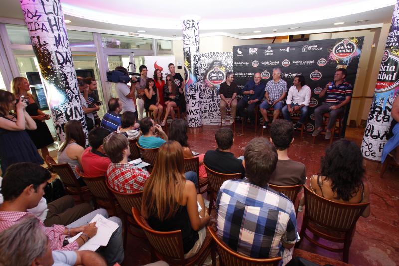 Juan Carlos F. Fasero e o equipo responsable do musical 'Galicia Caníbal'. 