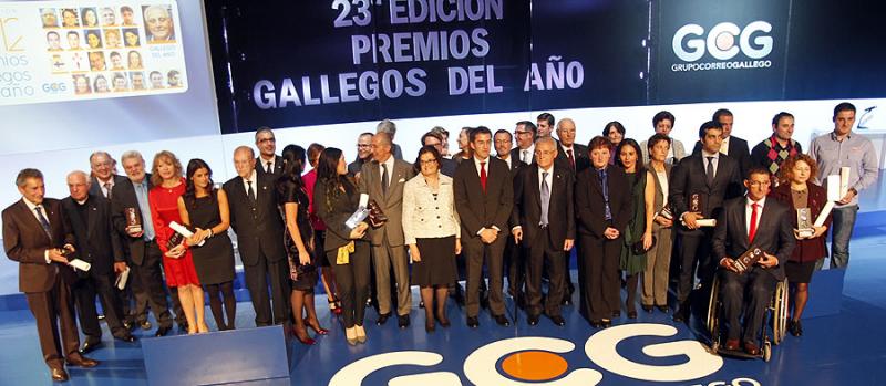 Los premiados y las premiadas, tras la entrega de los galardones, junto a las autoridades. Foto: El Correo Gallego.