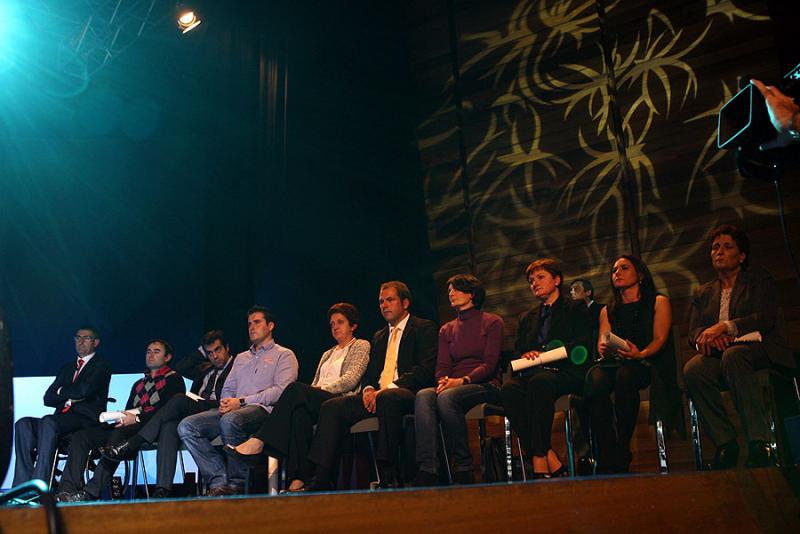 Premiados e premiadas, durante o acto. Foto: El Correo Gallego.