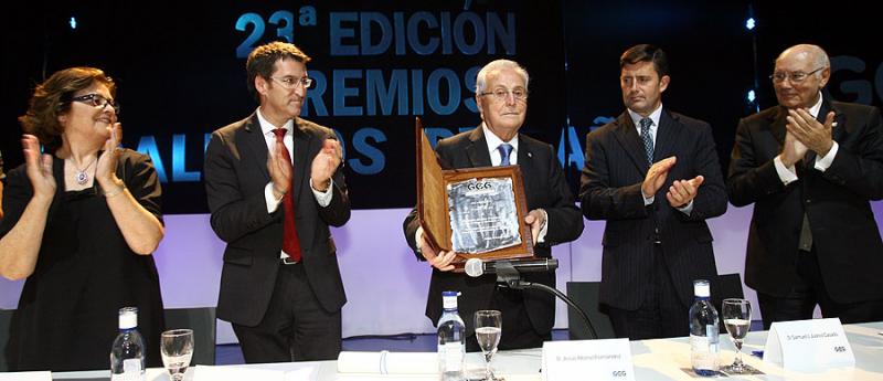 Jesús Alonso, tras recoller o pergamiño de mans do presidente Feijóo, Foto: El Correo Gallego.