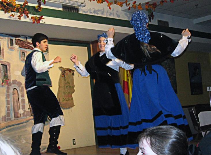 Imaxe da festa, coas actuacións dos grupos de baile tradicional. Foto: Mark Krawczynski.