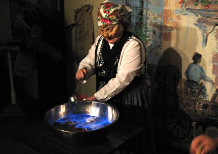 Al finalizar la cena, se preparó la tradicional queimada. Foto: Mark Krawczynski.