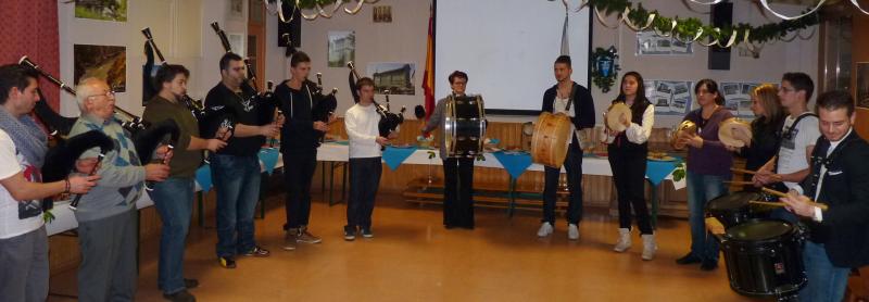 El repertorio de música tradicional gallega agradó al público asistente. Foto: Alejnadra Plaza.