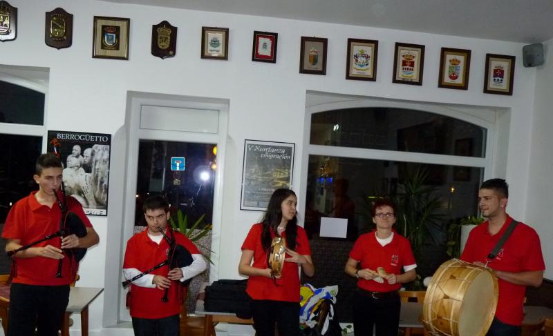 El grupo Follas Novas, del C. G. de Frankfurt, acompañó con su música el aniversario de la entidad bávara. Foto: Alejandra Plaza