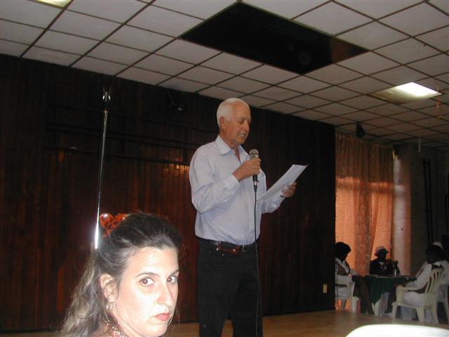 O presidente da entidade, José Ramón Marín, dirixíndose ás persoas asociadas e invitadas. Foto: Agrupación Valdeorras y Viana. 