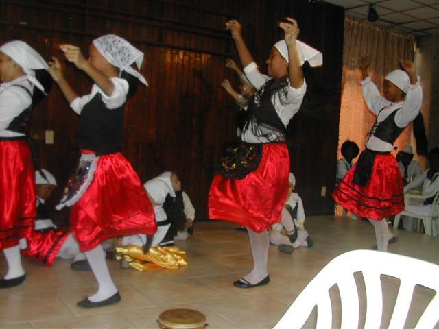 Momento dunha das actuacións do grupo folklórico da entidade.  Foto: Agrupación Valdeorras y Viana. 