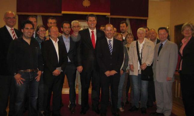 Os alcaldes de Tui e de Versmold (no centro) e persoas membros das dúas corporacións, en Tui. Foto: E.G. 