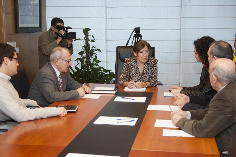 La conselleira de Traballo e Benestar, Beatriz Mato, mantuvo un encuentro con representantes de Cáritas. Foto: Xoán Crespo.