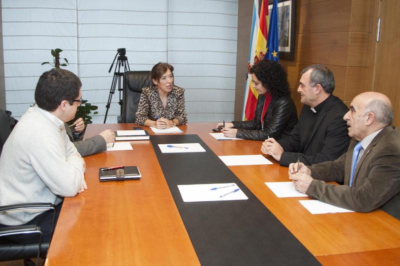 La conselleira de Traballo e Benestar, Beatriz Mato, mantuvo un encuentro con representantes de Cáritas. Foto: Xoán Crespo.