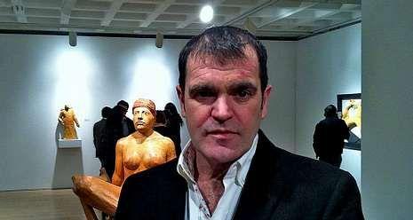 Francisco Leiro, ante las obras expuestas en la sala Marlborough. Foto: V. Toro.