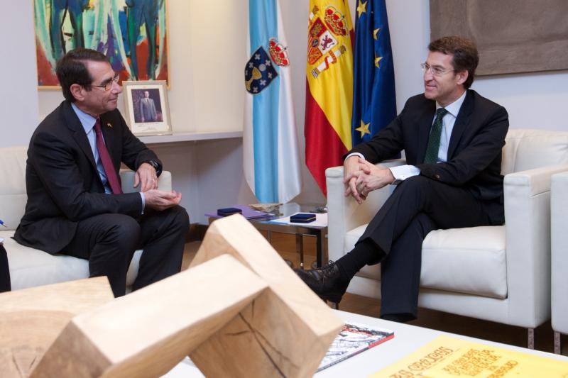 O presidente da Xunta recibiu este xoves en audiencia ao embaixador dos EE.UU. en España,  Alan D. Solomont. Foto: Ana Varela.