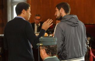 Un intérprete traduce a un acusado marroquí, durante un juicio en la Audiencia de Pontevedra. Foto: Gustavo Santos. 