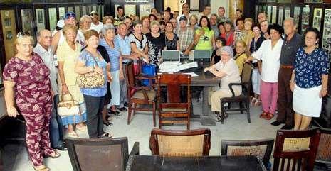 Imaxe dos socios e socias da Sociedad Hijos de La Estrada ao remate da xunta xeral na Habana. Foto: La Voz de Galicia.