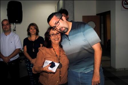 Arelys del Carmen Méndez recibiu o botón polos seus corenta anos na entidade. Foto: Hermandad Gallega de Venezuela.