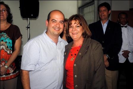 Silvia Grimaldi Riccio recibiu o botón polos seus trinta anos na entidade. Foto: Hermandad Gallega de Venezuela.