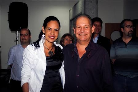 Marivic Olivier Rodríguez recibiu o botón polos seus vintecinco anos na entidade. Foto: Hermandad Gallega de Venezuela.