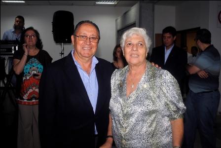 Oliva Costilla de Lema recibiu o botón polos seus vinte anos na entidade. Foto: Hermandad Gallega de Venezuela.