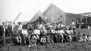 Cuadrilla de obreiros galegos e capataces norteamericanos na zona da Canle. Foto: Library of Congress. Cuadrilla de obreiros galegos e capataces norteamericanos na zona da Canle. Foto: Library of Congress.