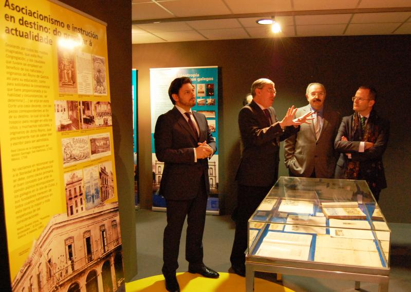 O conselleiro de Cultura, o secretario xeral da Emigración e o presidente do Consello da Cultura Galega visitaron a exposición.